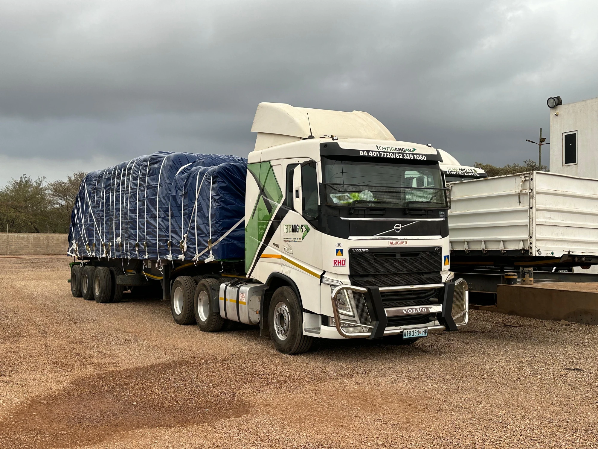Volvo Trans Migas com carga coberta e amarrada