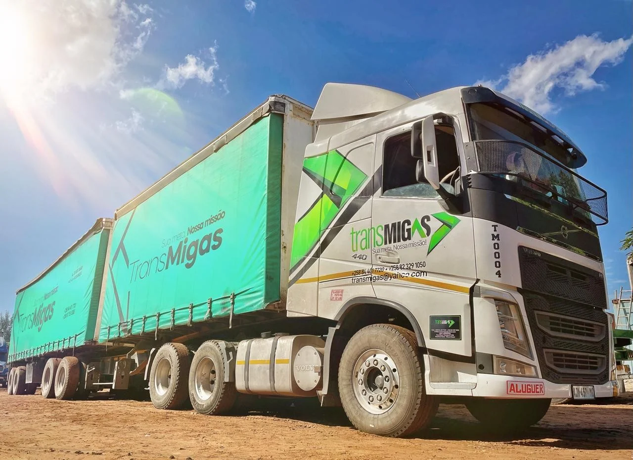 Camião Volvo da Trans Migas com links fechados tautliners verdes