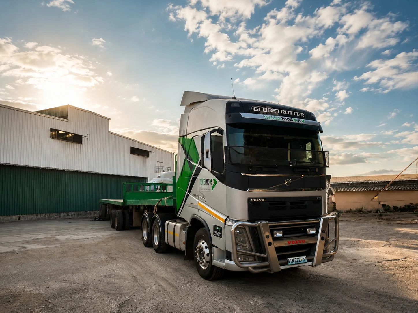 Camião Volvo Globetrotter da Trans Migas ao pôr do sol