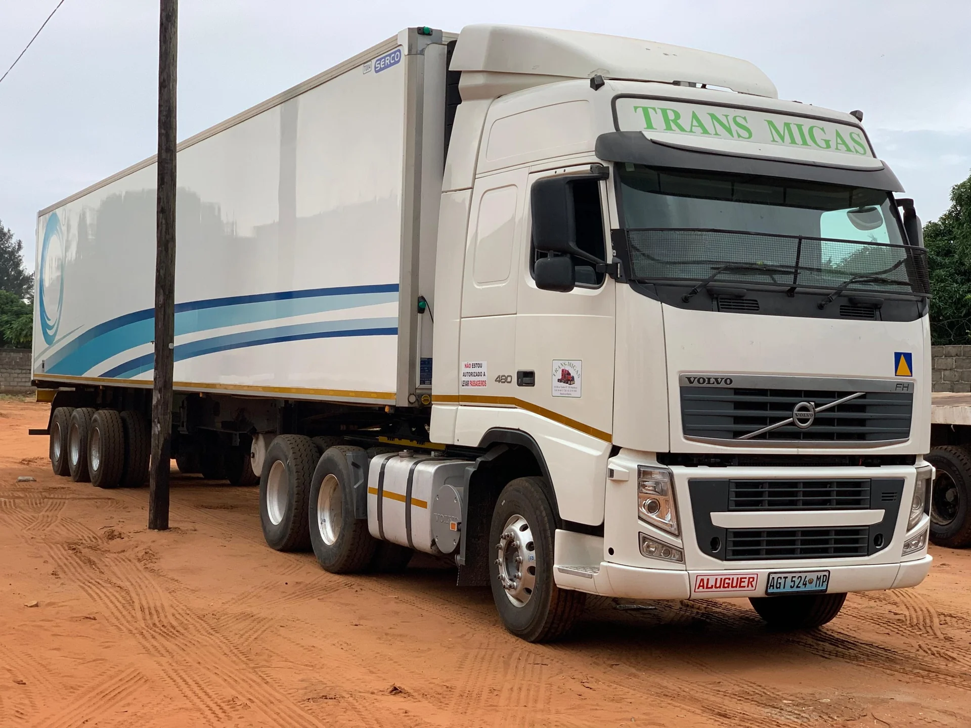 Camião Volvo da Trans Migas com caixa frigorífica