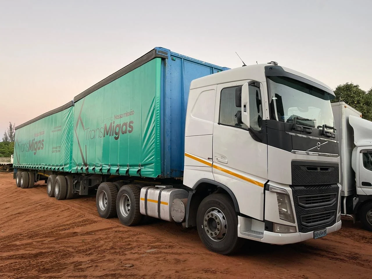 Camião Volvo Trans Migas com links fechados verdes
