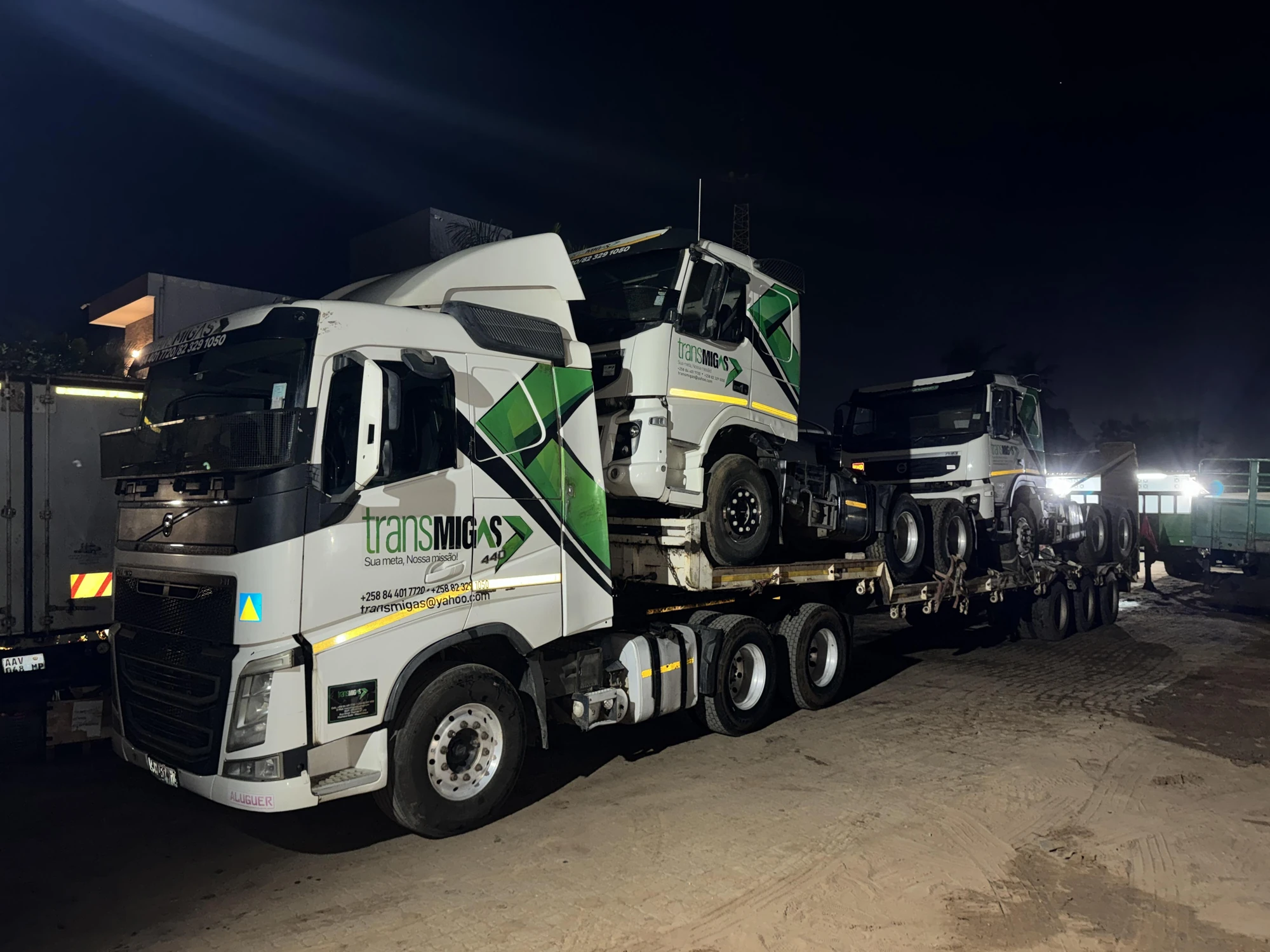 Lowbed Trans Migas com dois camiões transportados