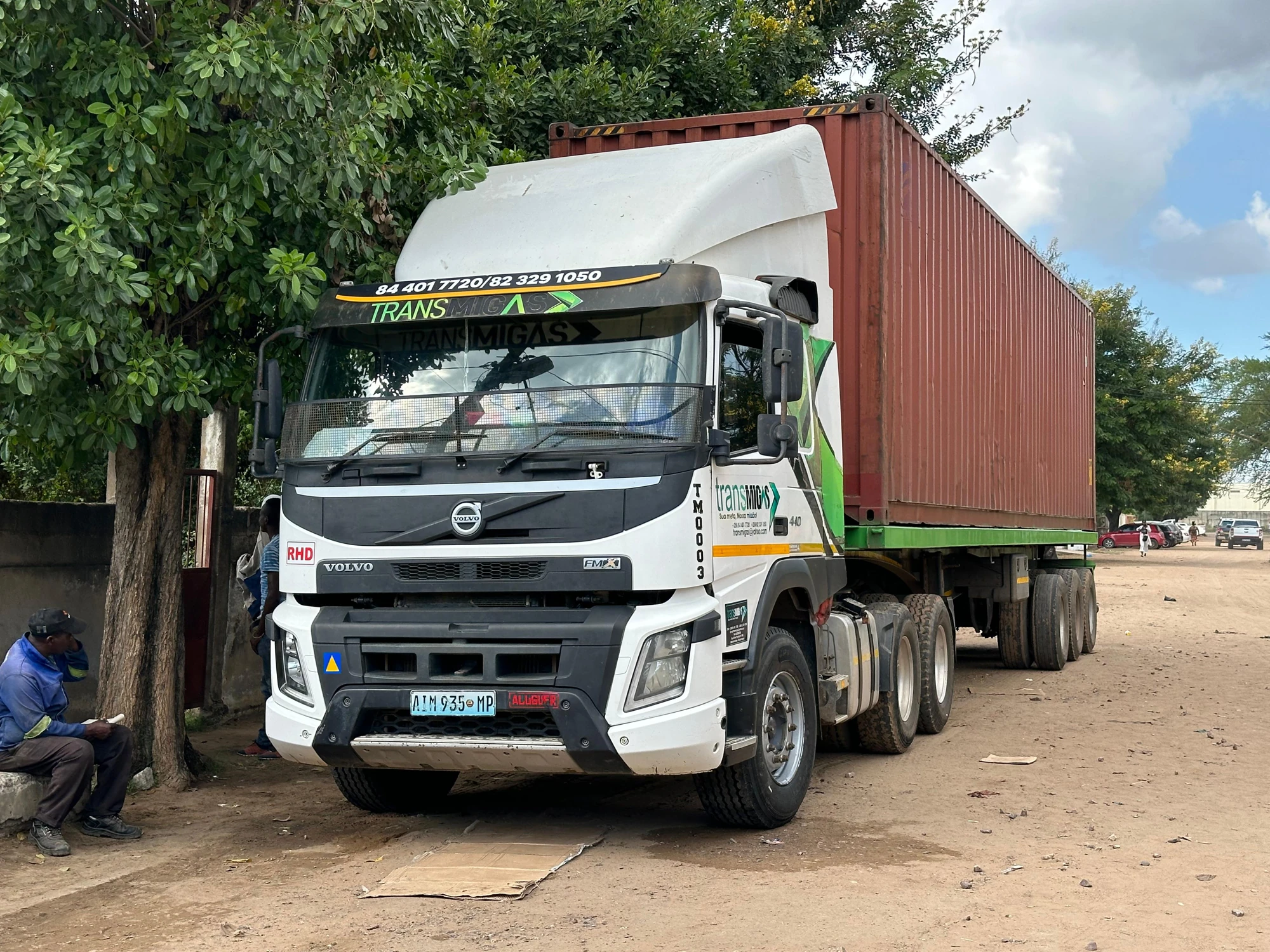 Volvo Trans Migas a transportar um contentor