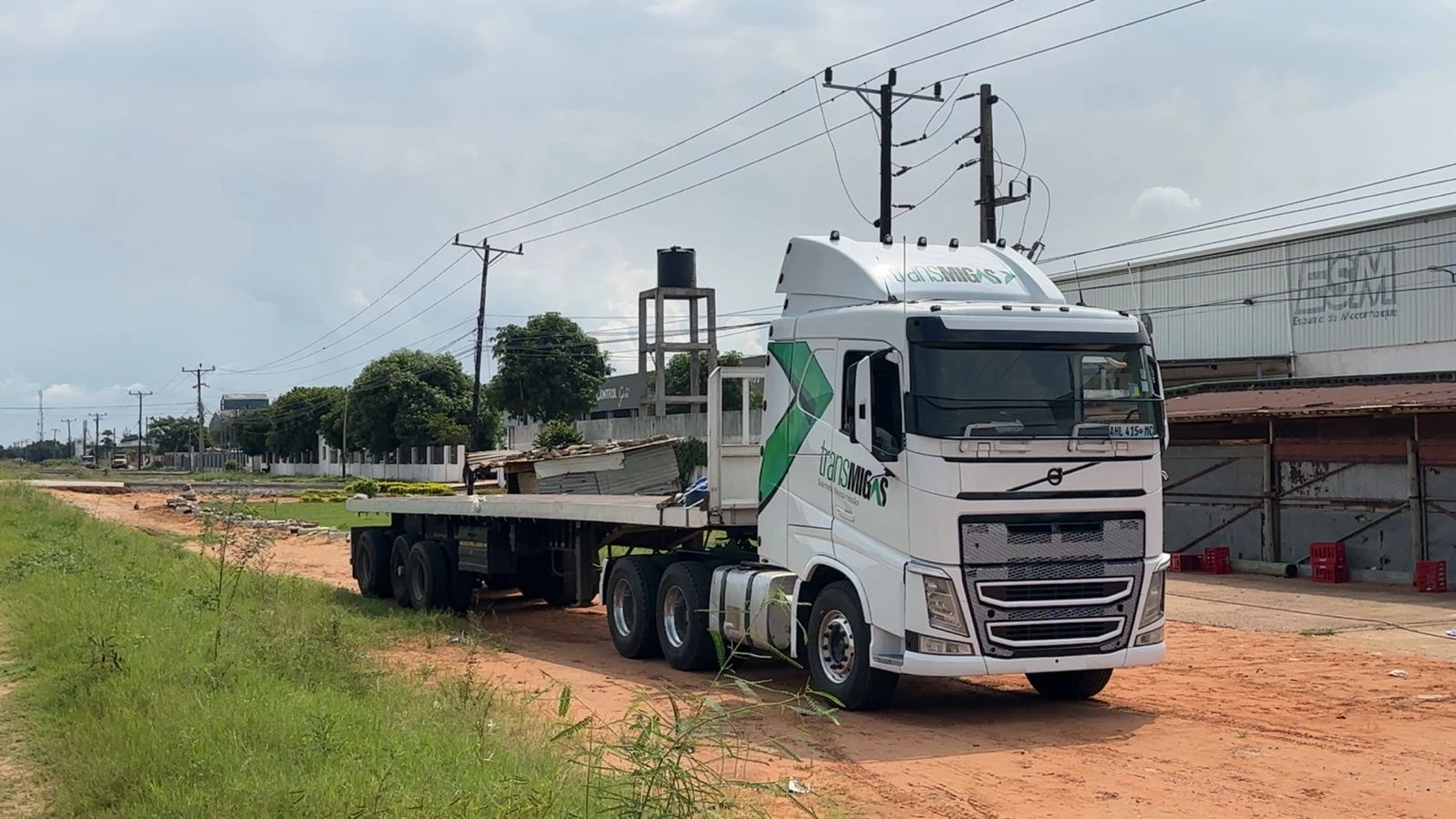 Volvo Trans Migas com semi-reboque de plataforma
